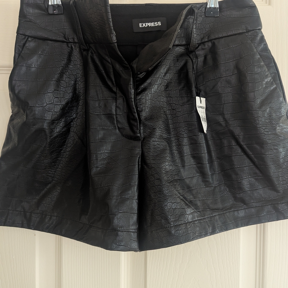 NWT Express Black Croc-Embossed Shorts | Size 6 | Faux Leather Finish